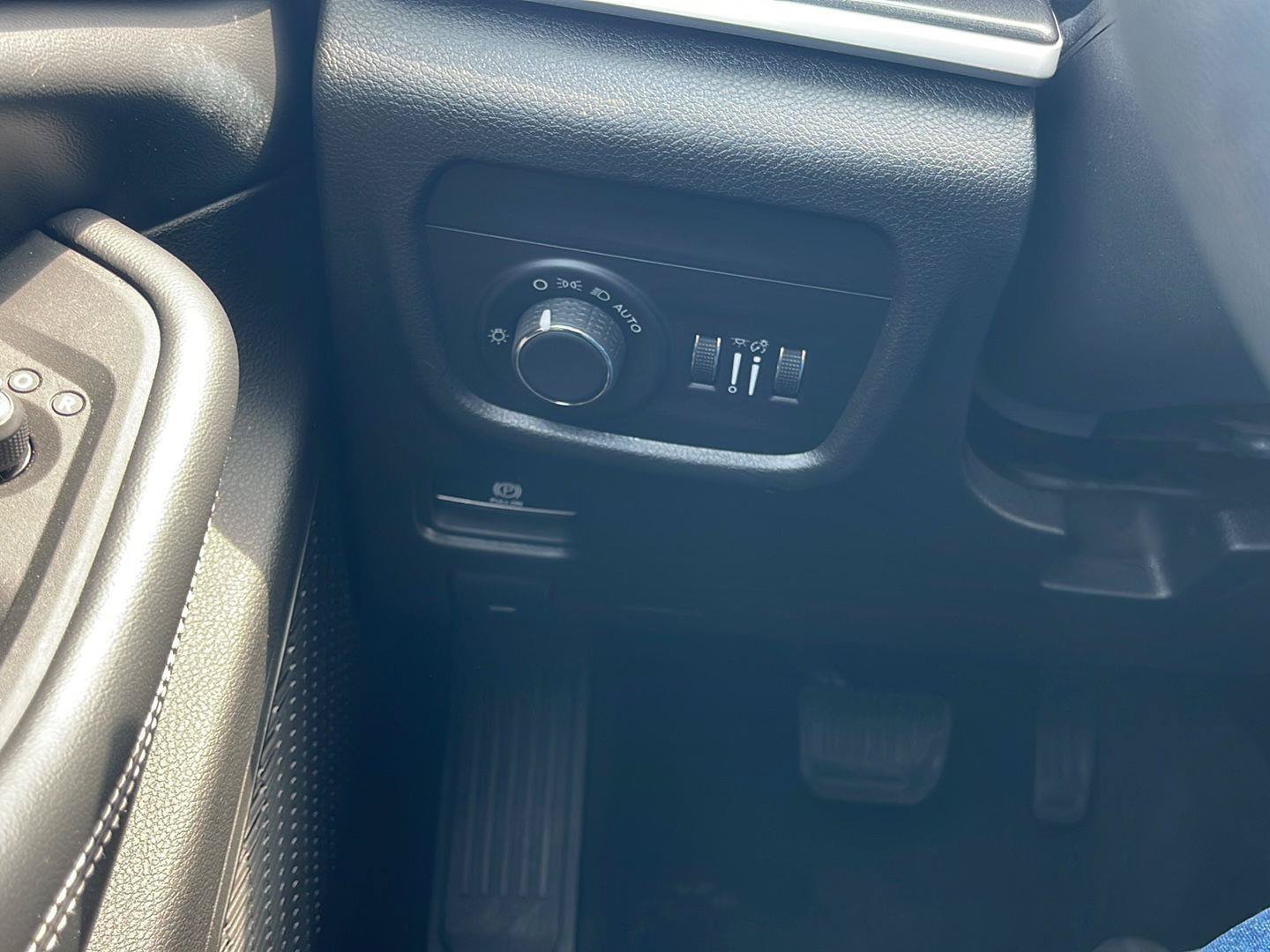 Used 2023 Jeep Grand Cherokee Laredo AWD/4WD image 18