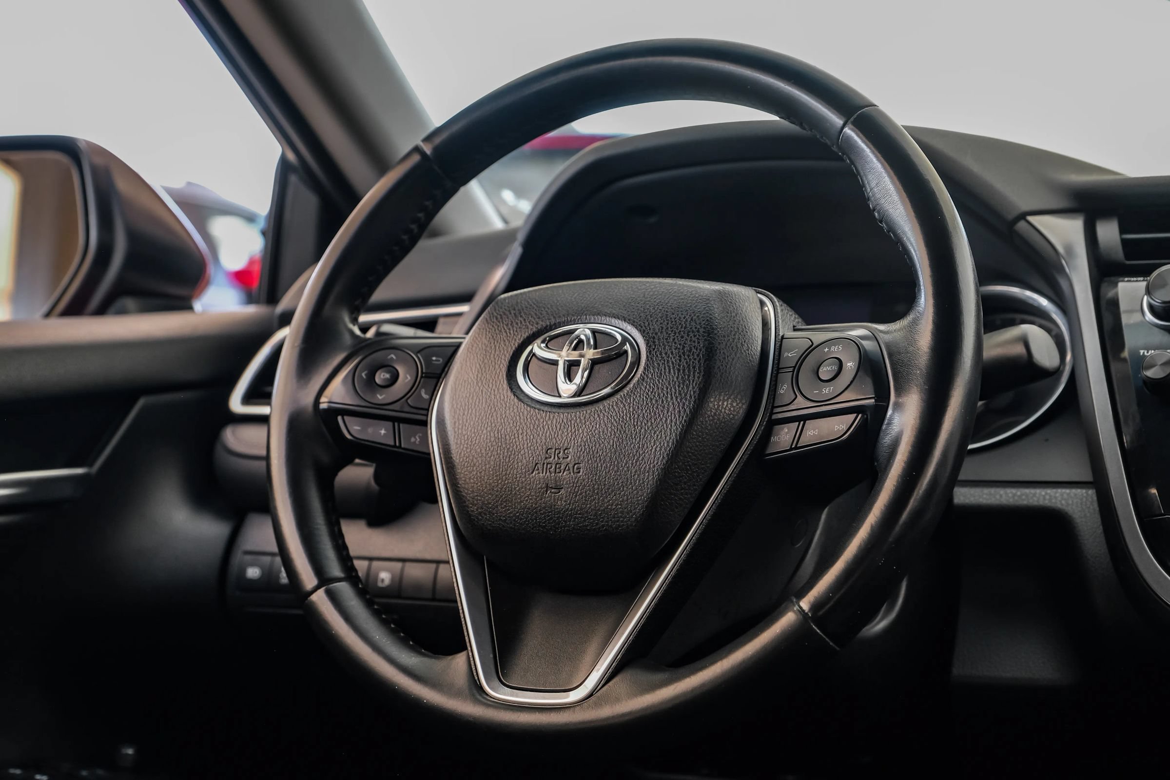 Used 2018 Toyota Camry SE FWD image 19