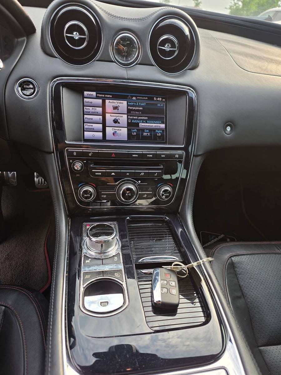 Used 2014 Jaguar XJ R LWB RWD image 18