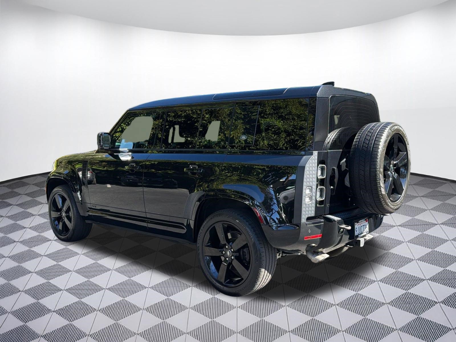 Used 2024 Land Rover Defender 110 V8 AWD/4WD image 3