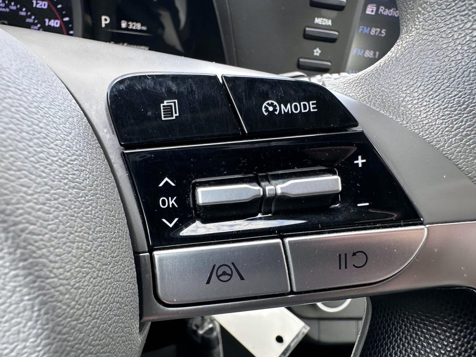 Used 2023 Hyundai Elantra SE FWD image 16