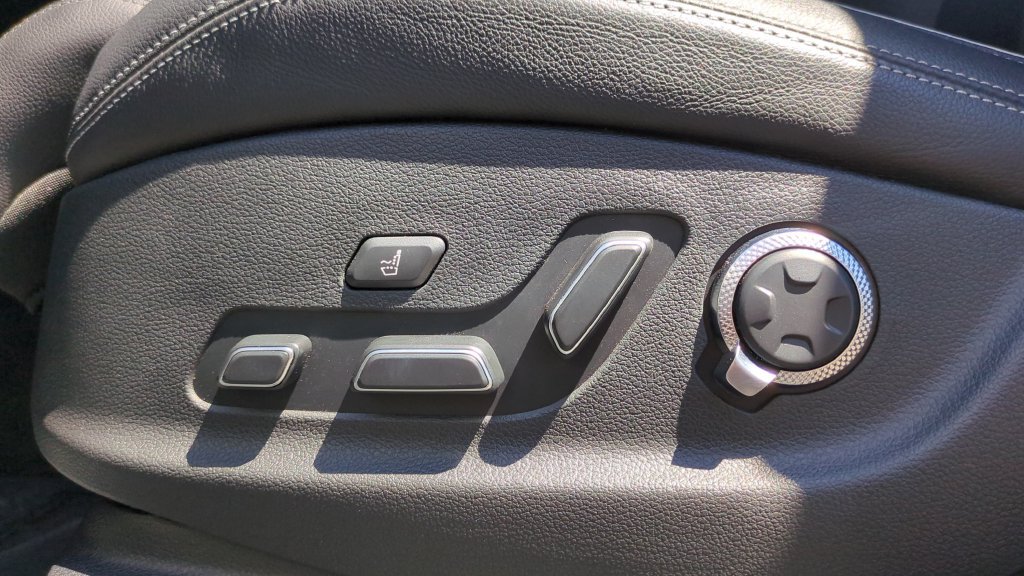 Used 2025 Genesis GV70 3.5T Sport AWD/4WD image 16