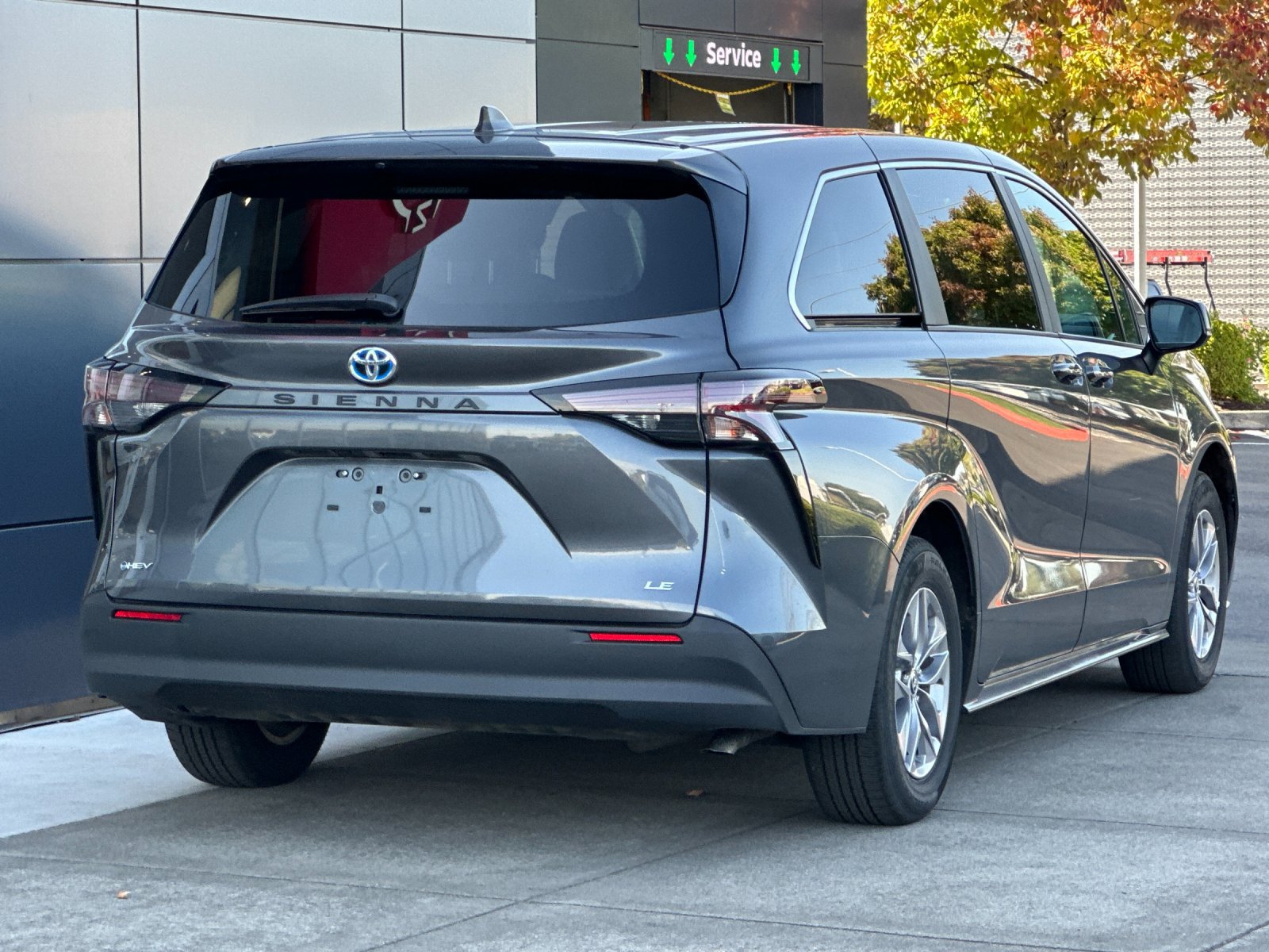 Used 2025 Toyota Sienna LE FWD image 4