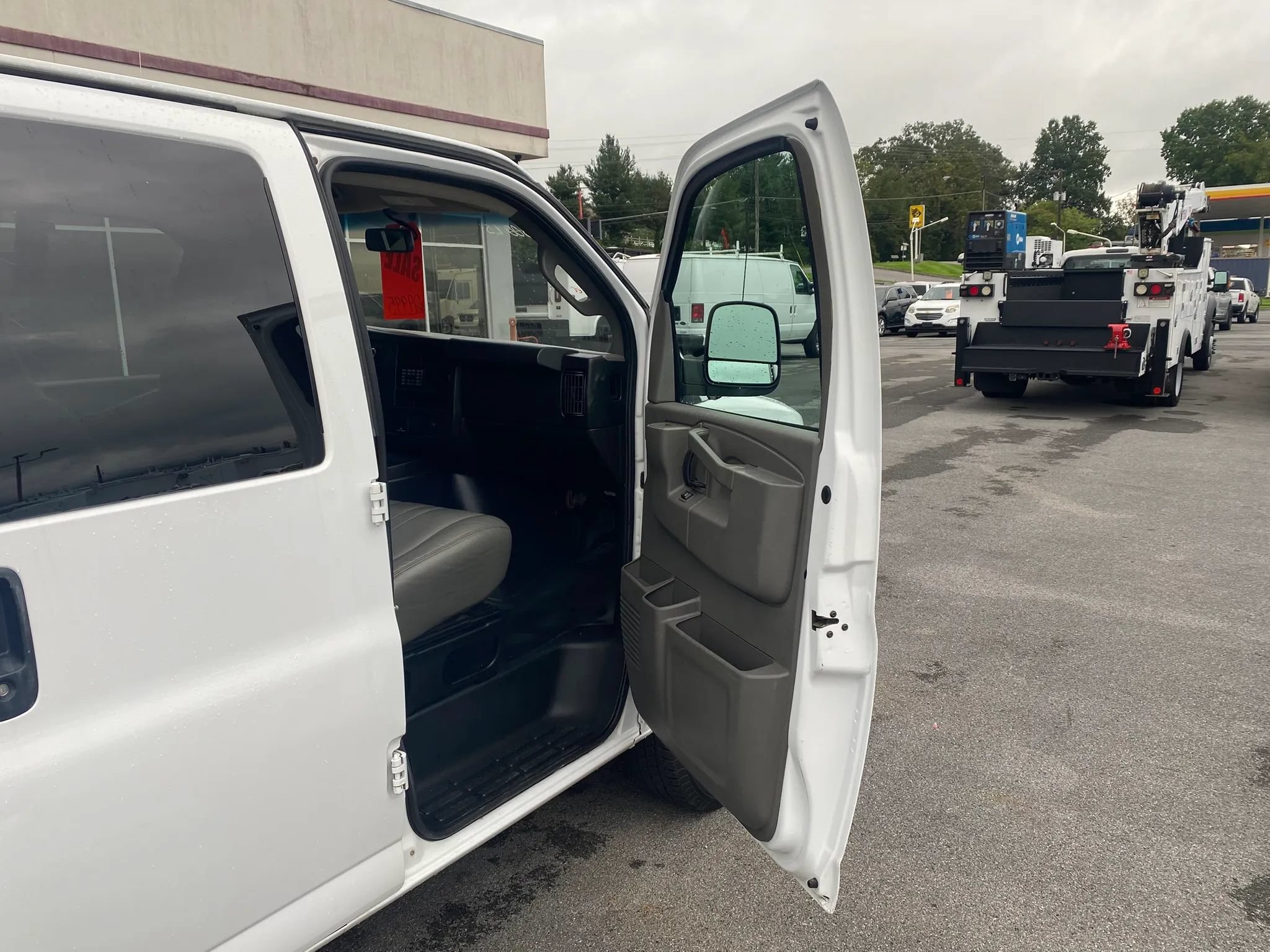 Used 2018 Chevrolet Express 3500 LS RWD image 19