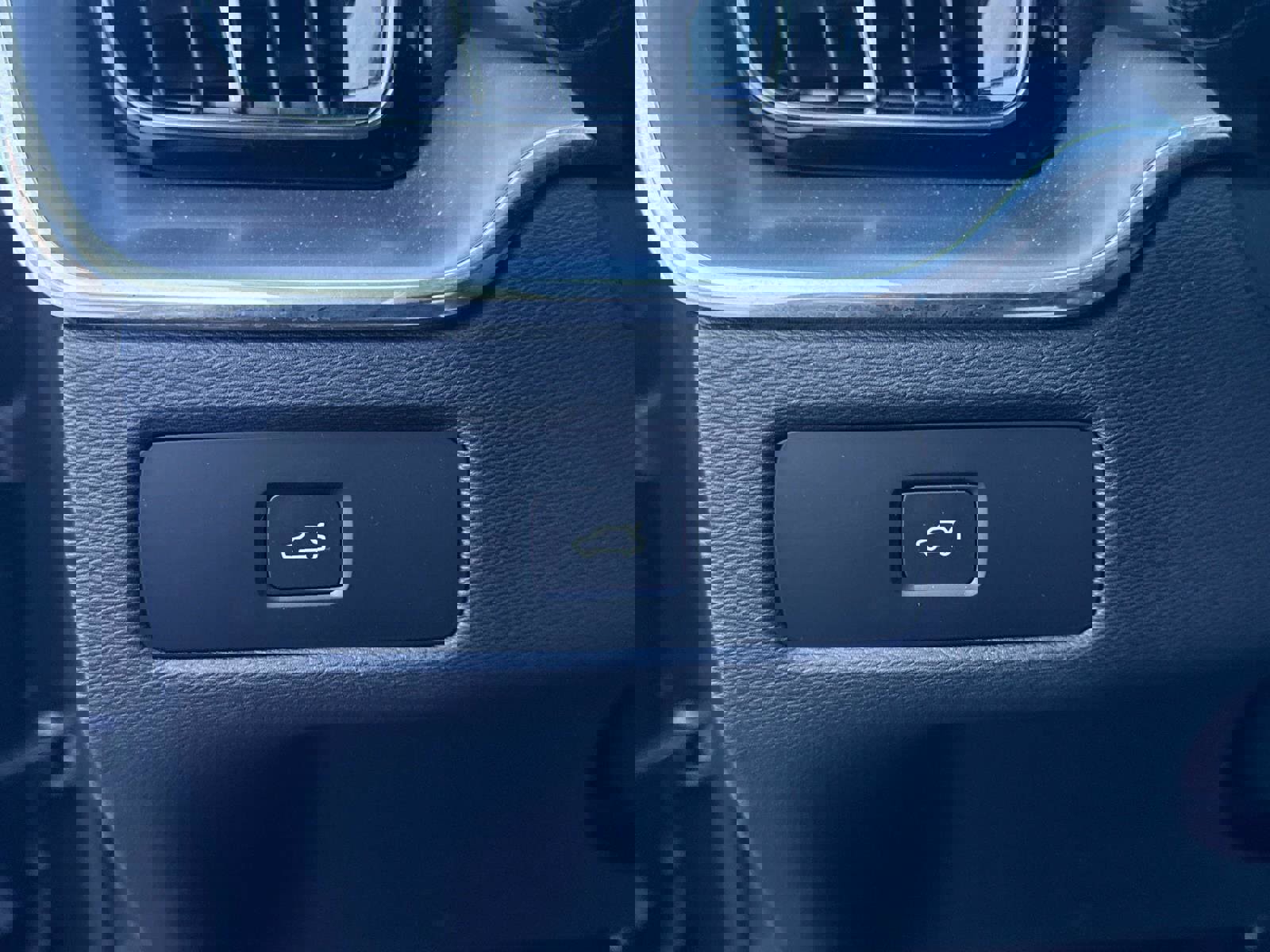 New 2025 Volvo XC60 B5 Core w/ Climate Package image 39