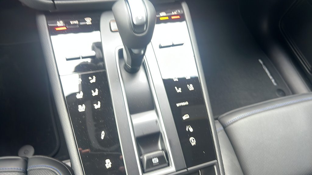 New 2026 Porsche Macan AWD/4WD image 25
