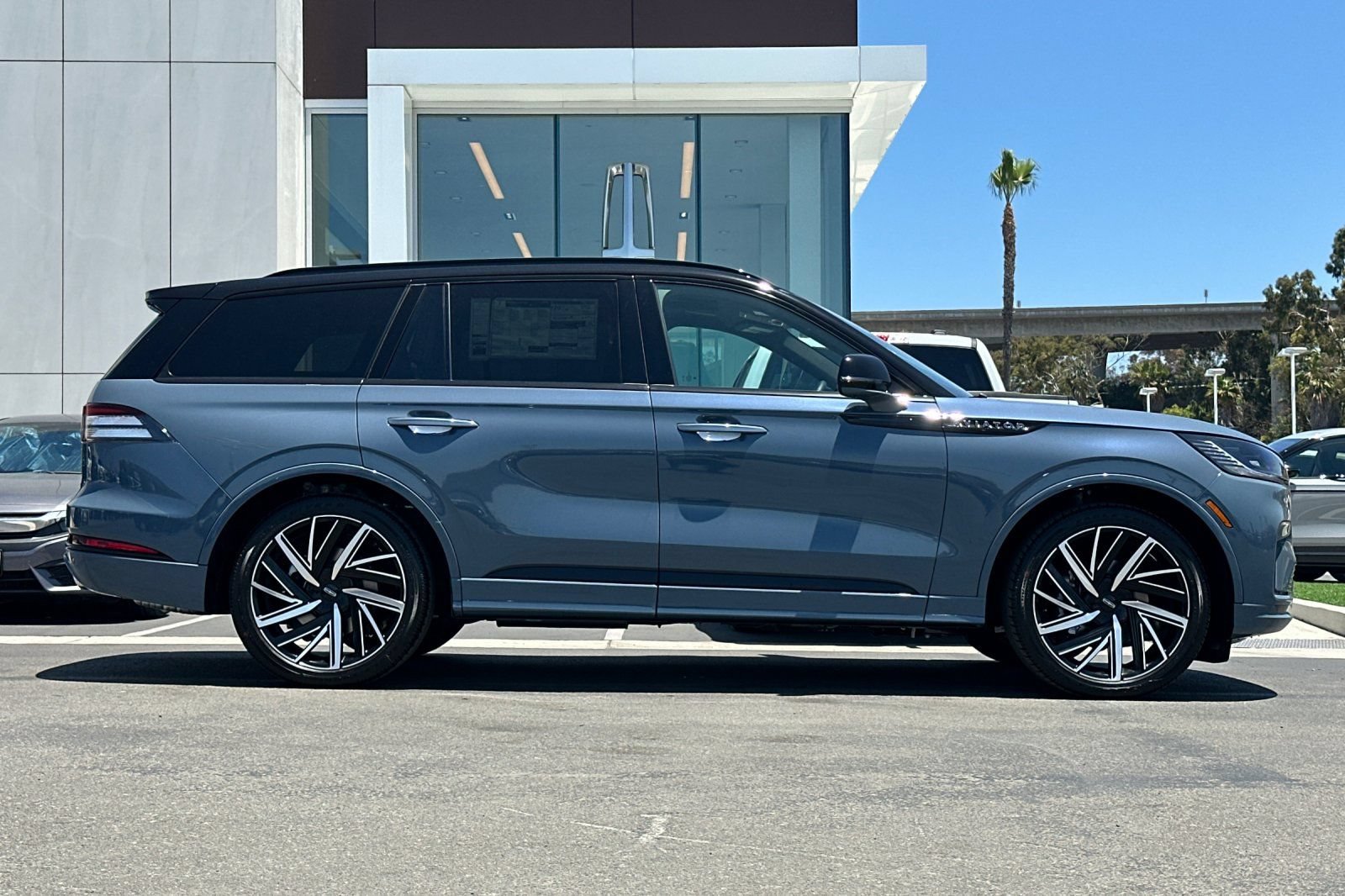 New 2026 Lincoln Aviator Black Label w/ Black Label Special Edition AWD/4WD image 2