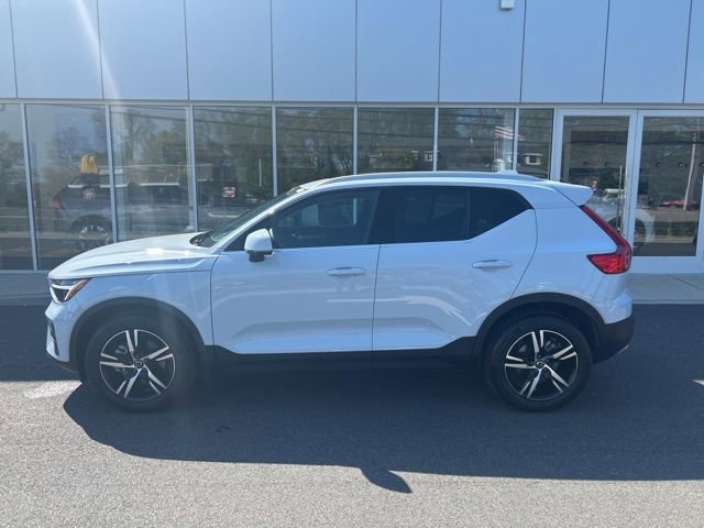 Used 2025 Volvo XC40 B5 Core AWD/4WD image 2
