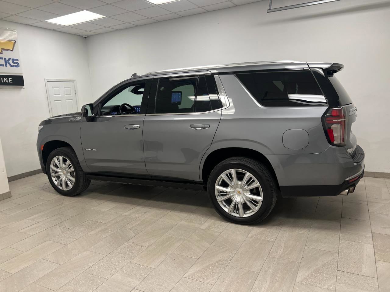 Used 2021 Chevrolet Tahoe High Country w/ Premium Package AWD/4WD image 9