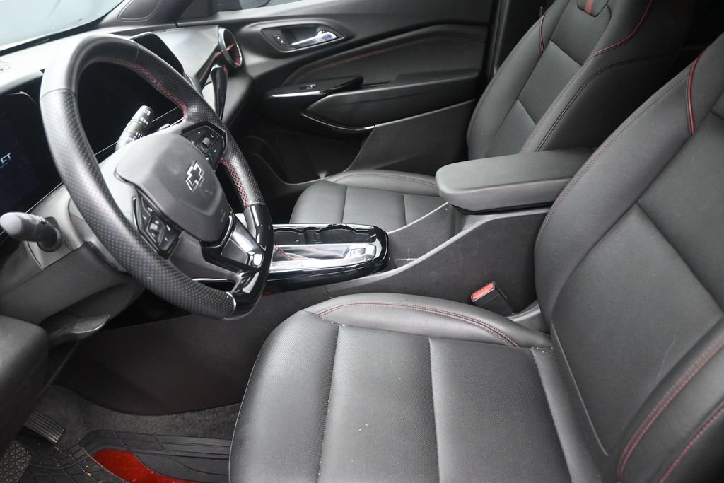 Used 2025 Chevrolet Trax RS w/ Sunroof Package FWD image 12
