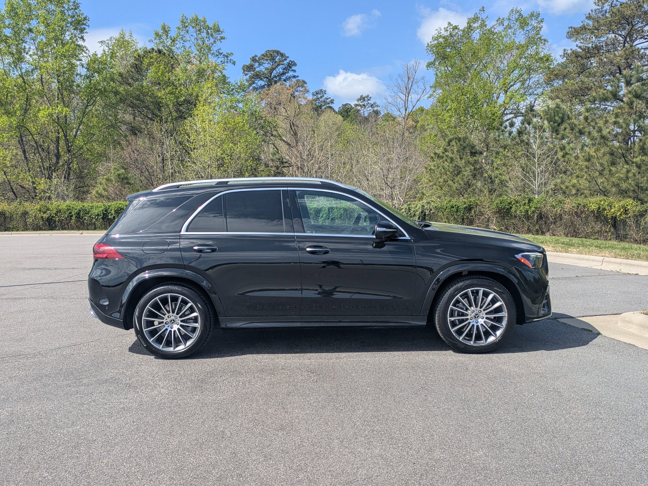 Used 2024 Mercedes-Benz GLE 450 4MATIC w/ AMG Line Exterior image 4