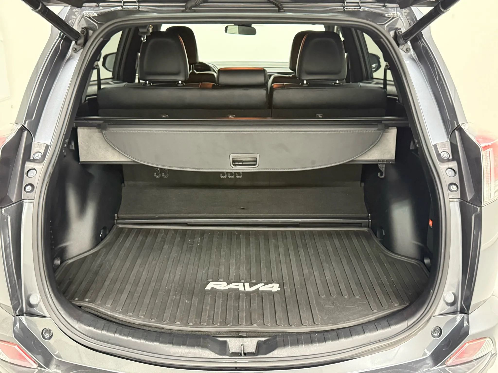 Used 2017 Toyota RAV4 SE w/ Advanced Technology Package image 40