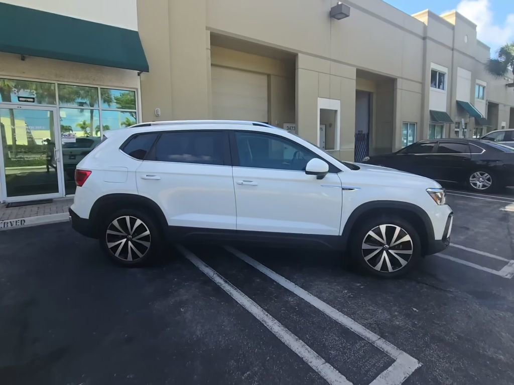 Used 2023 Volkswagen Taos SE FWD image 2