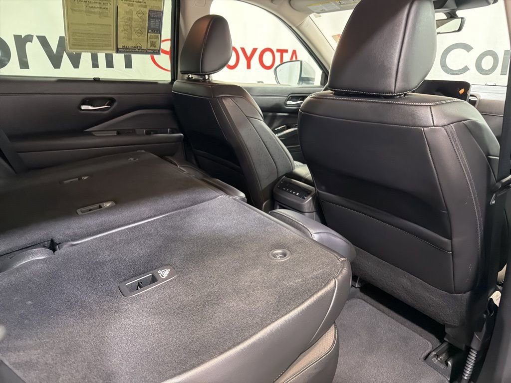Used 2025 Nissan Pathfinder SL AWD/4WD image 14