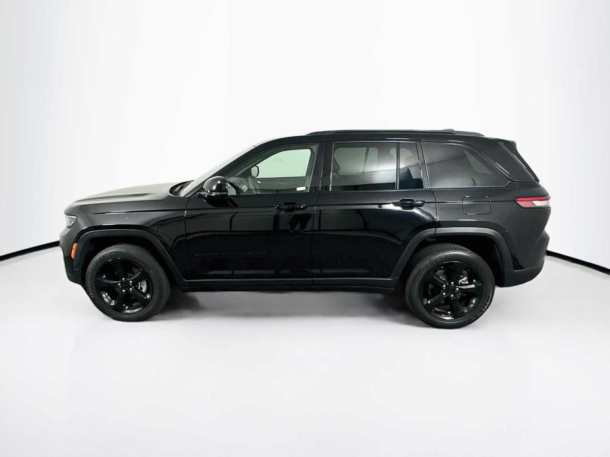 Used 2023 Jeep Grand Cherokee Altitude RWD image 4