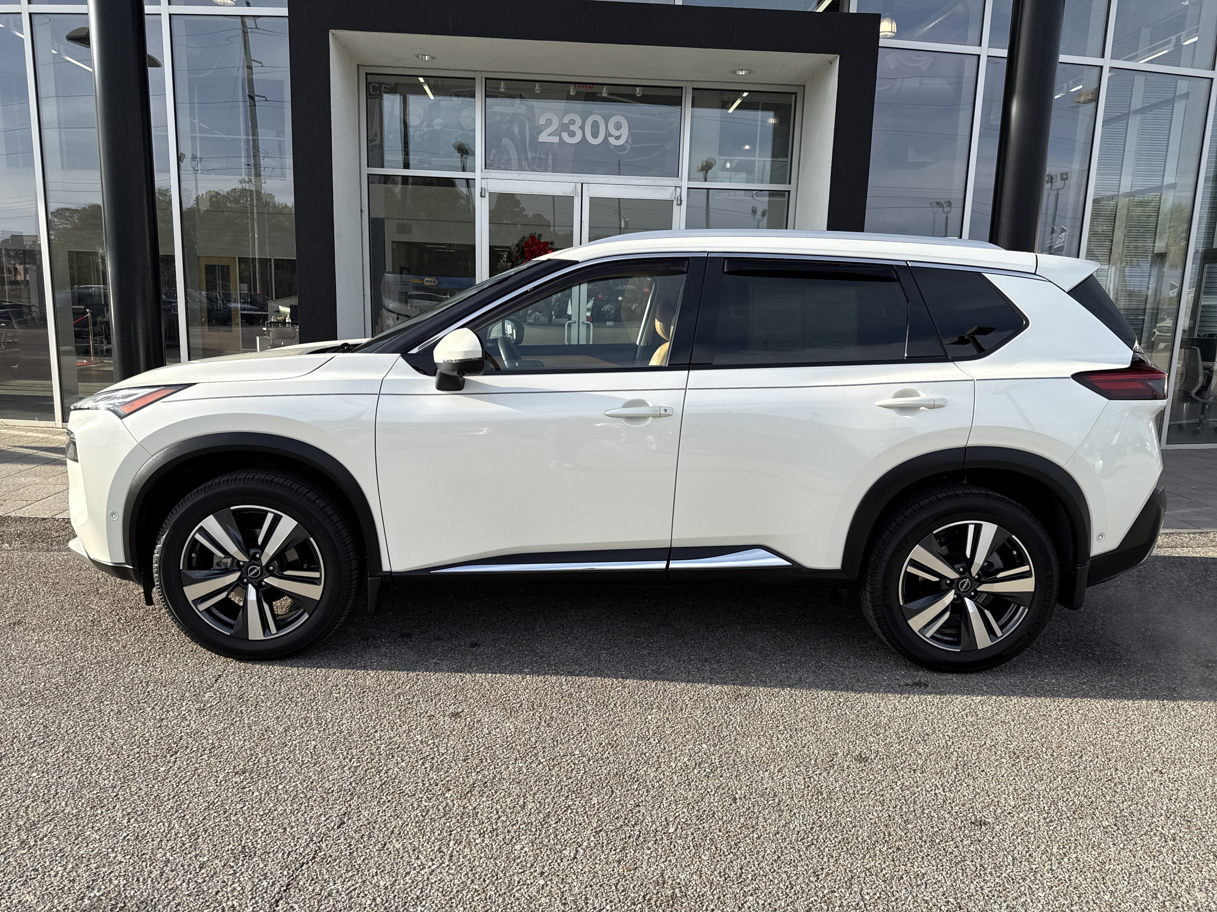 Used 2023 Nissan Rogue Platinum w/ Platinum Premium Package image 2