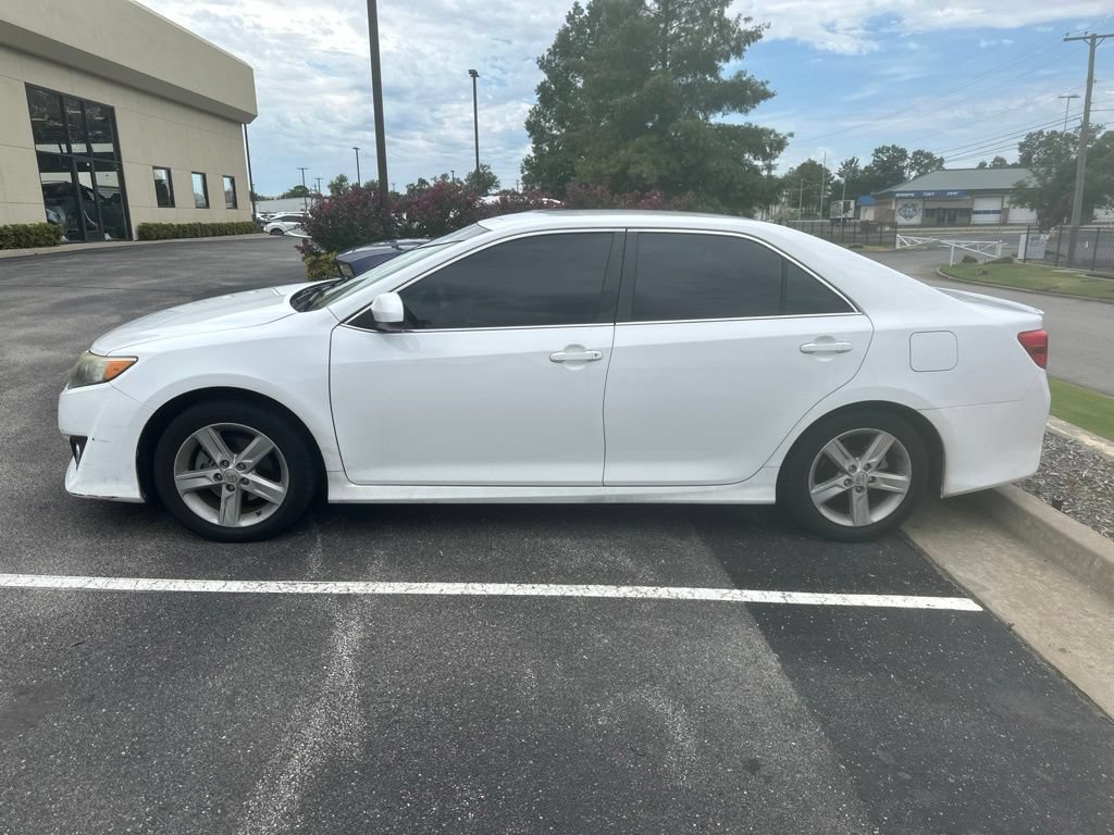 Used 2014 Toyota Camry SE FWD image 2