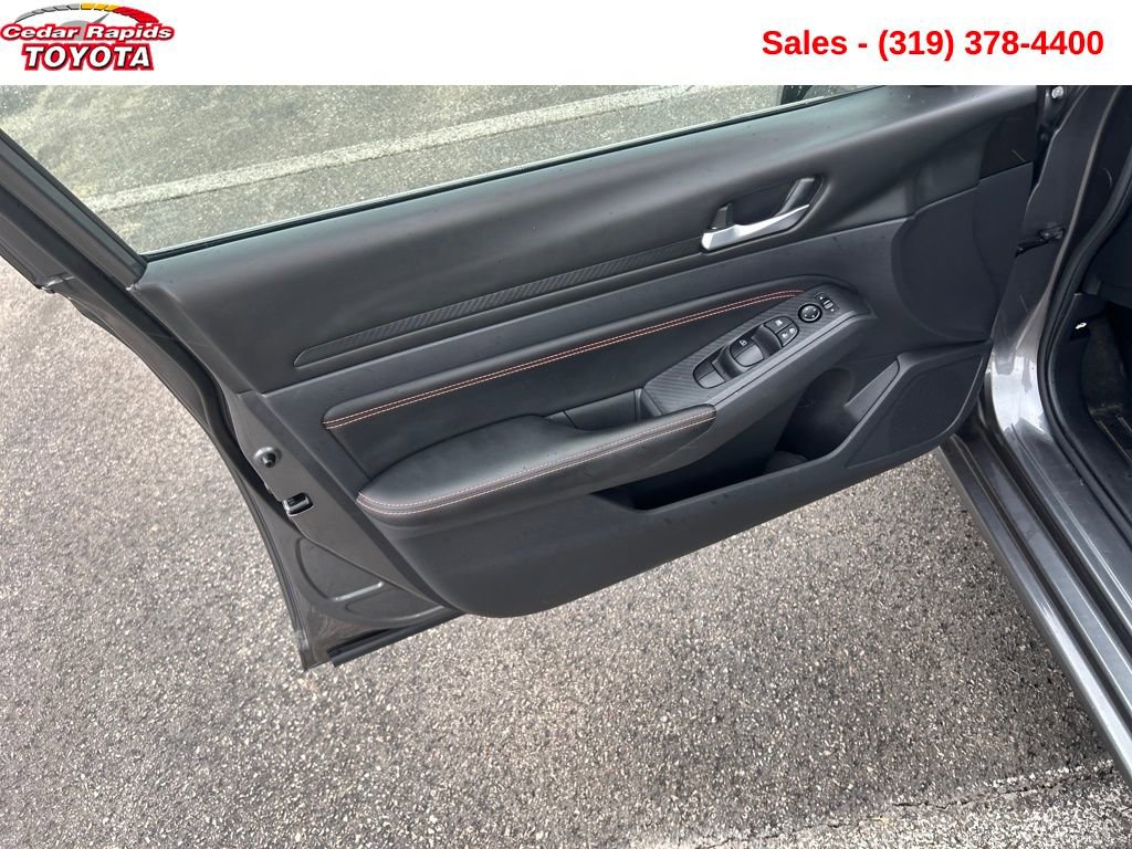 Used 2022 Nissan Altima 2.5 SR w/ Midnight Edition Package image 12