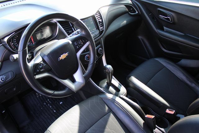 Used 2022 Chevrolet Trax LT w/ LT Convenience Package FWD image 2
