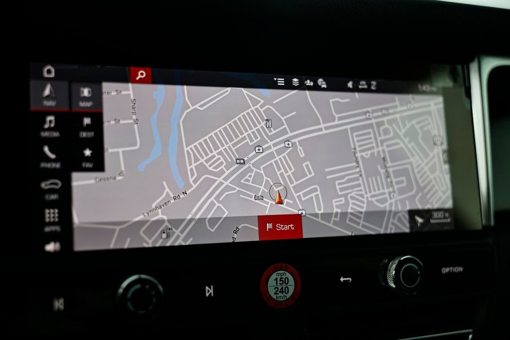 Certified 2025 Porsche Macan image 40