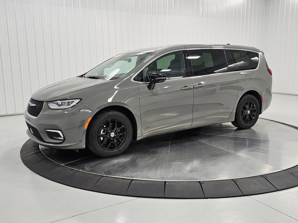 Used 2025 Chrysler Pacifica Select