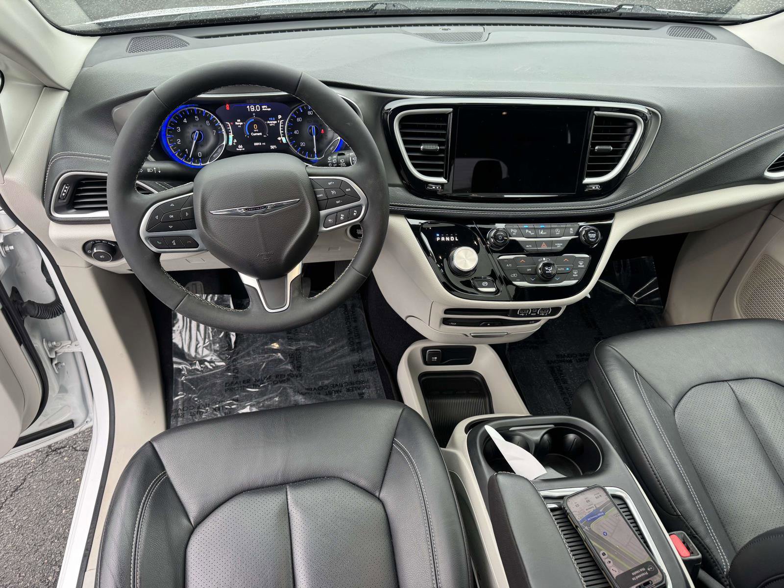 Used 2022 Chrysler Pacifica Touring-L w/ Uconnect Theater Family Group AWD/4WD image 2