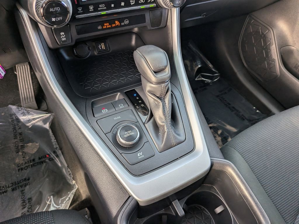 Used 2025 Toyota RAV4 LE AWD/4WD image 24