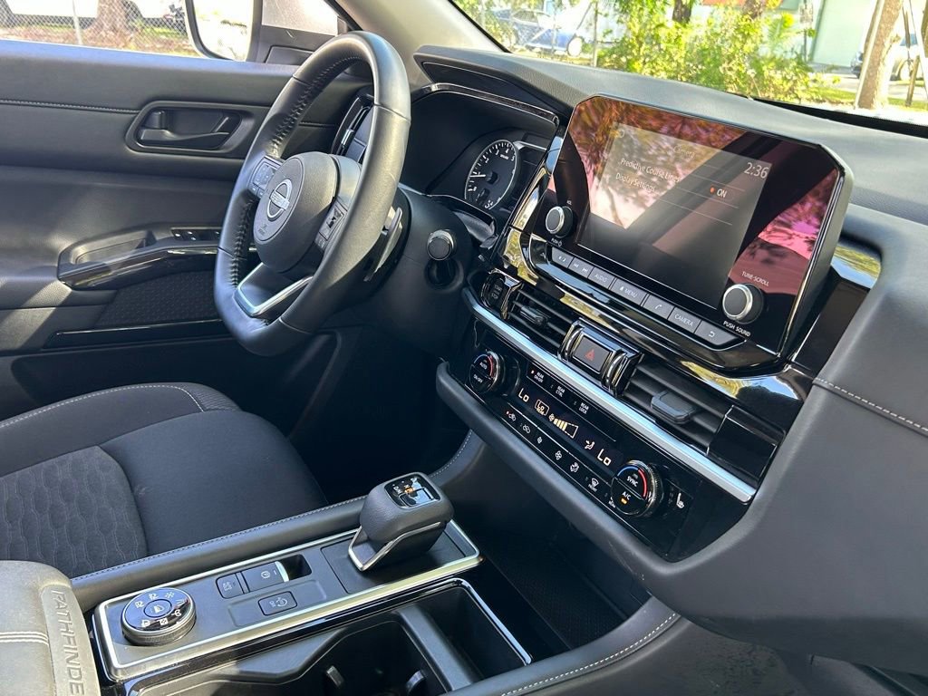 Used 2025 Nissan Pathfinder SV image 39