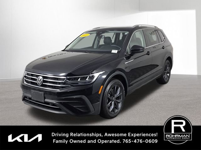 Used 2023 Volkswagen Tiguan SE w/ Panoramic Sunroof Package image 1