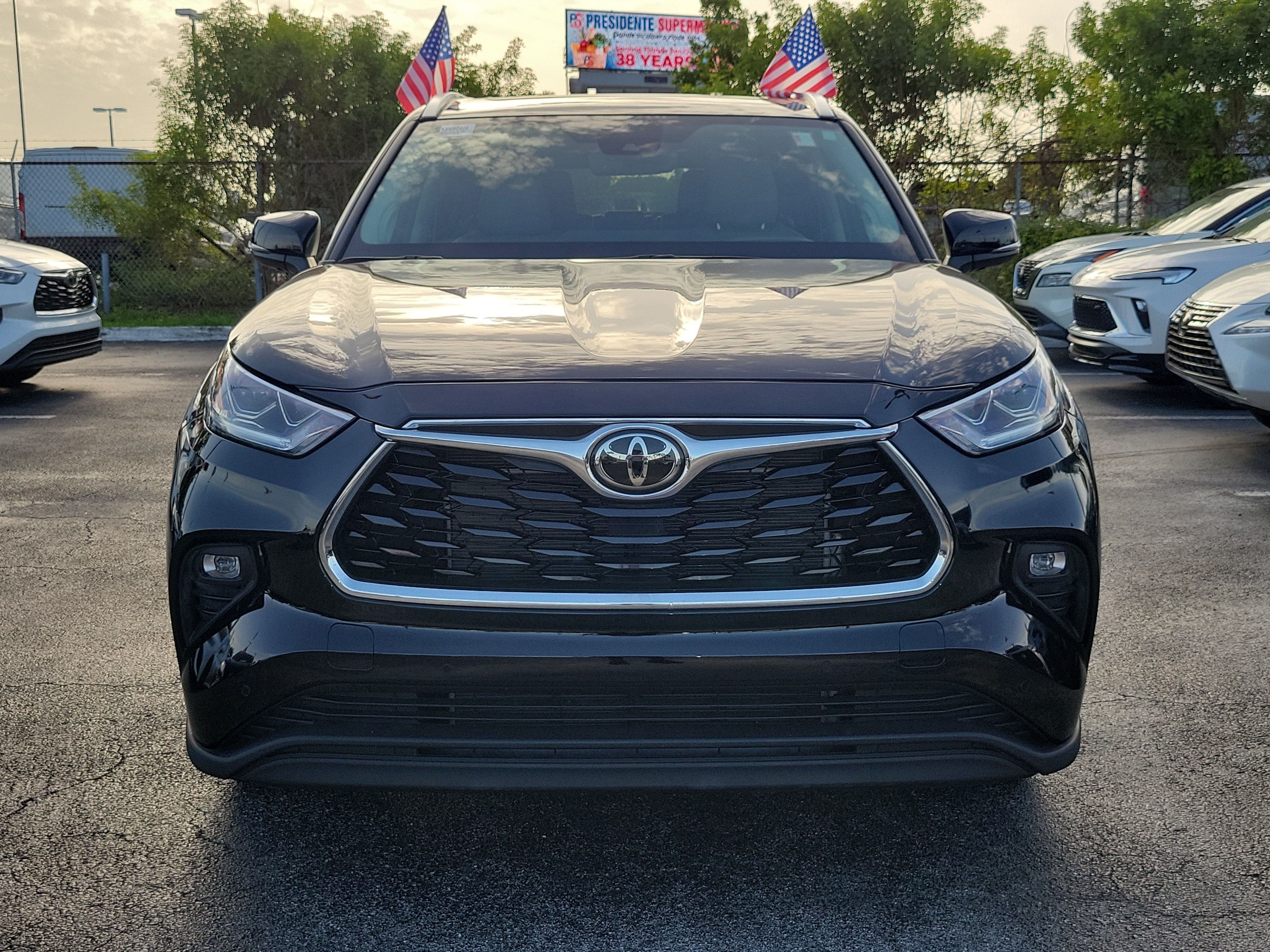 Used 2025 Toyota Highlander Limited FWD image 4