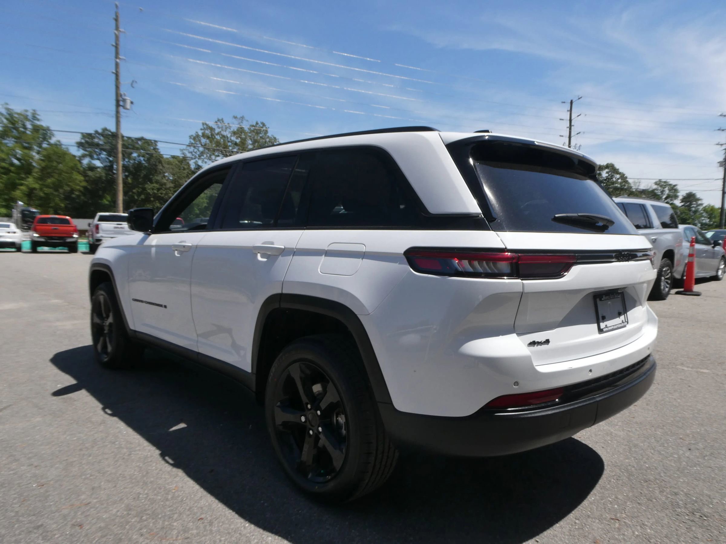 Used 2023 Jeep Grand Cherokee Altitude AWD/4WD image 8