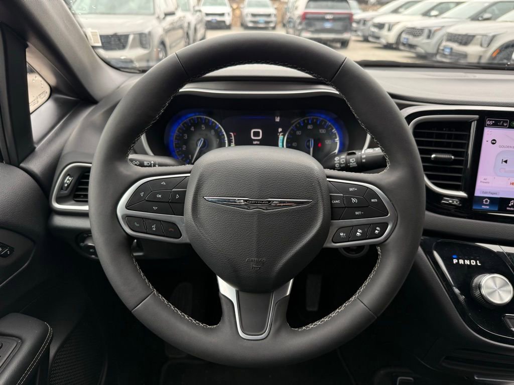 Used 2025 Chrysler Pacifica Select FWD image 24