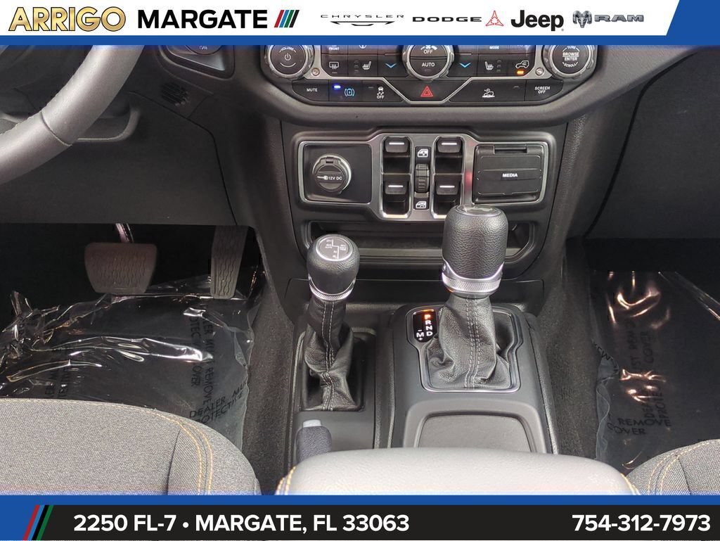 Used 2025 Jeep Wrangler Unlimited Sahara AWD/4WD image 19