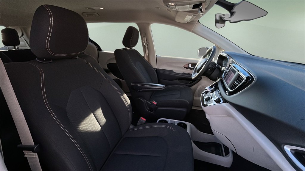 Used 2023 Chrysler Voyager LX image 15