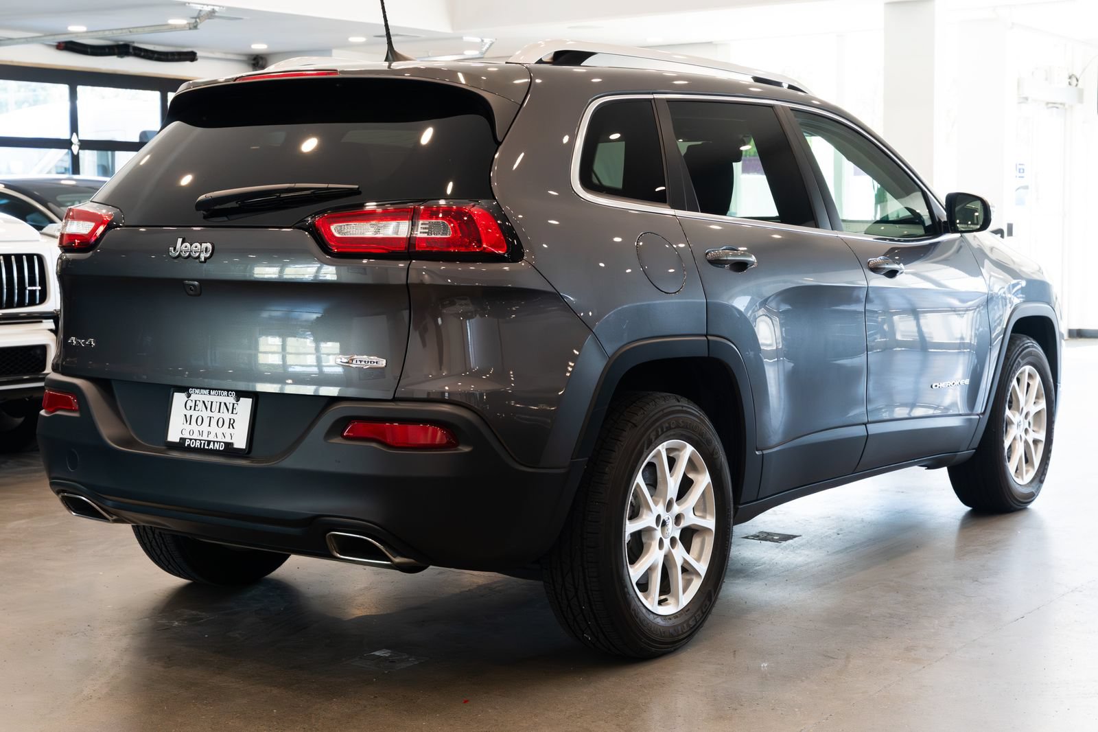 Used 2017 Jeep Cherokee Latitude w/ Comfort/Convenience Group AWD/4WD image 4