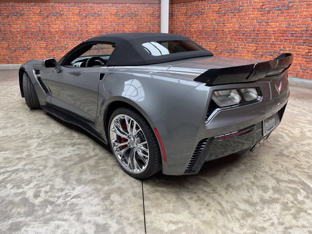 Used 2015 Chevrolet Corvette Z06 w/ 3LZ Preferred Equipment Group RWD image 2