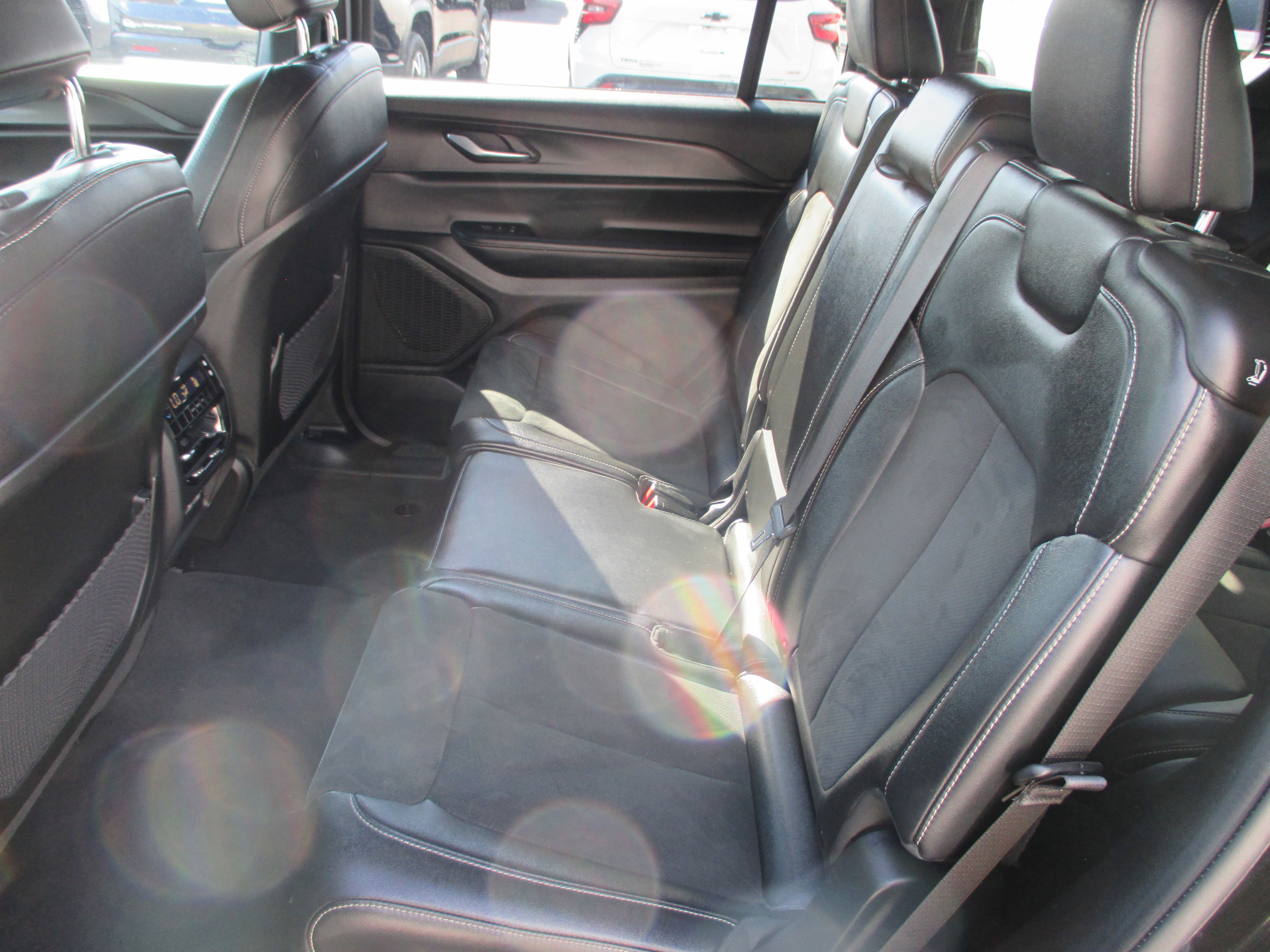 Used 2024 Jeep Grand Cherokee L Laredo image 12