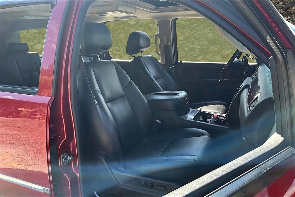 Used 2014 Chevrolet Suburban LTZ image 7