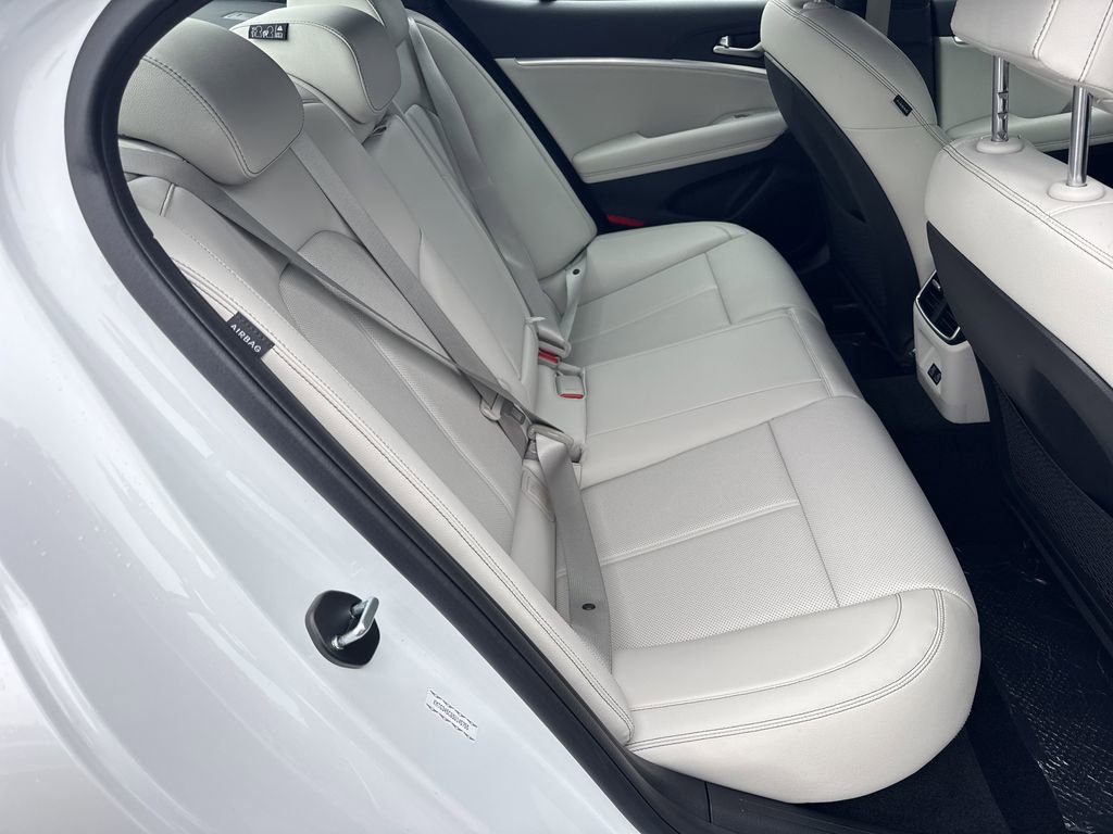Used 2025 Genesis G70 2.5T image 15