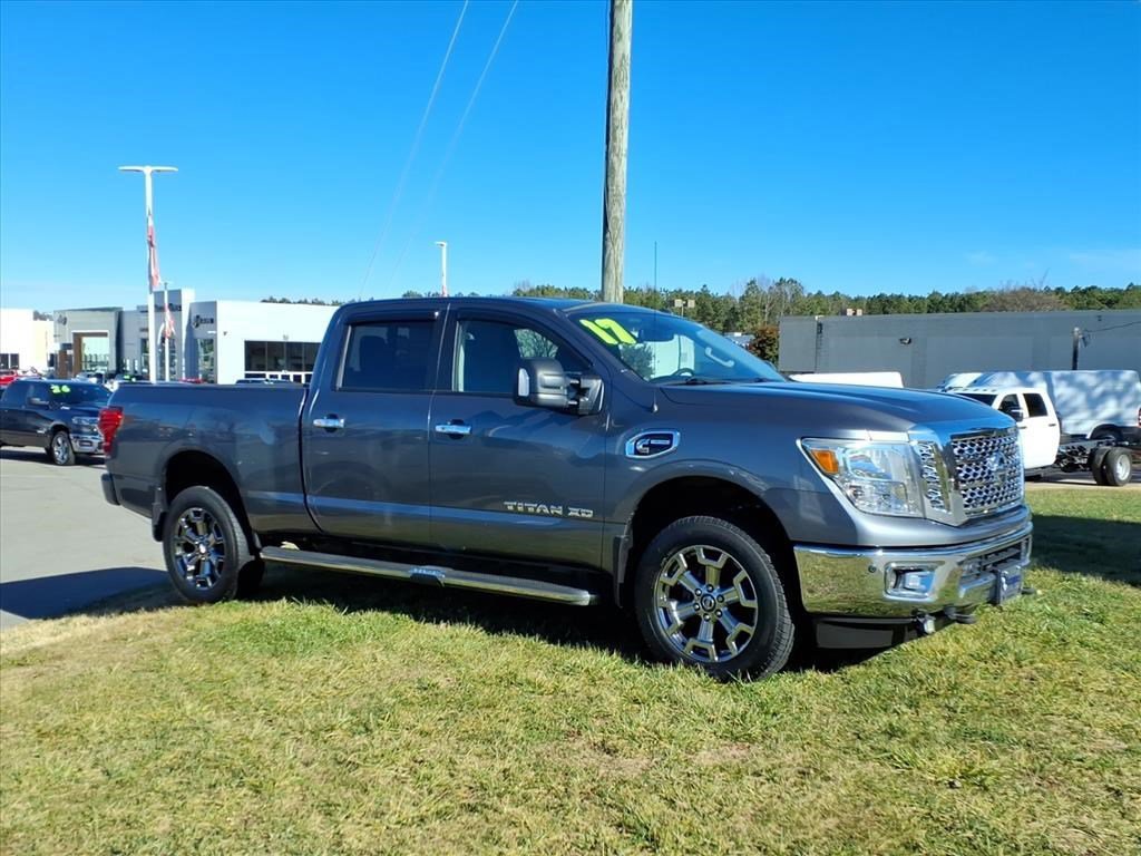 Used 2017 Nissan Titan SV image 2