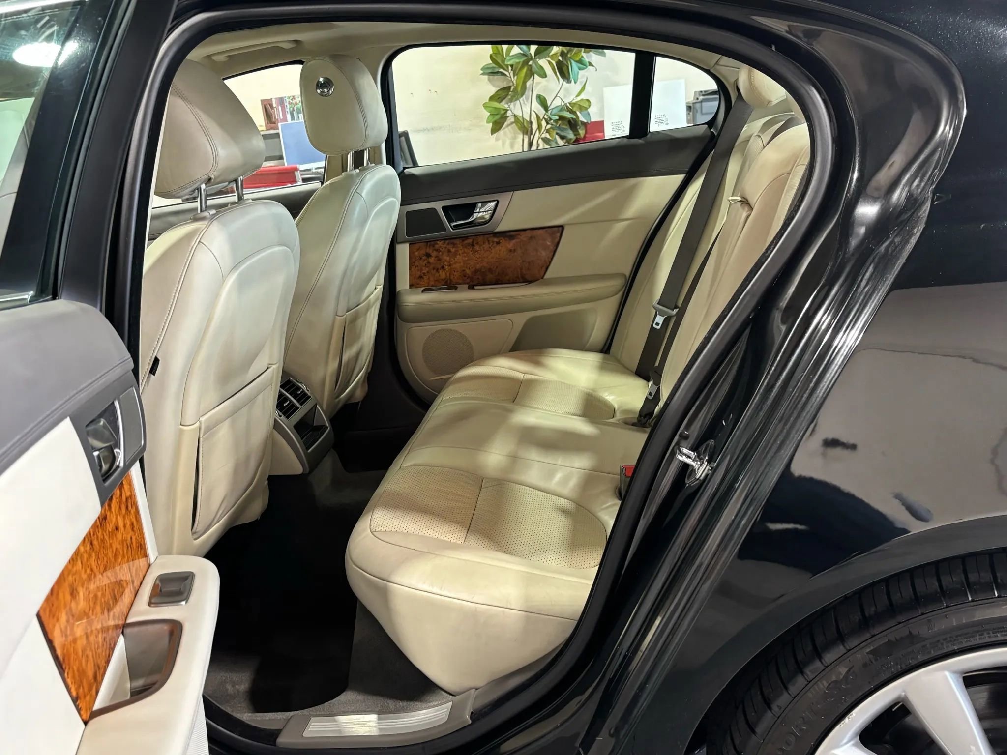 Used 2010 Jaguar XF Premium image 10