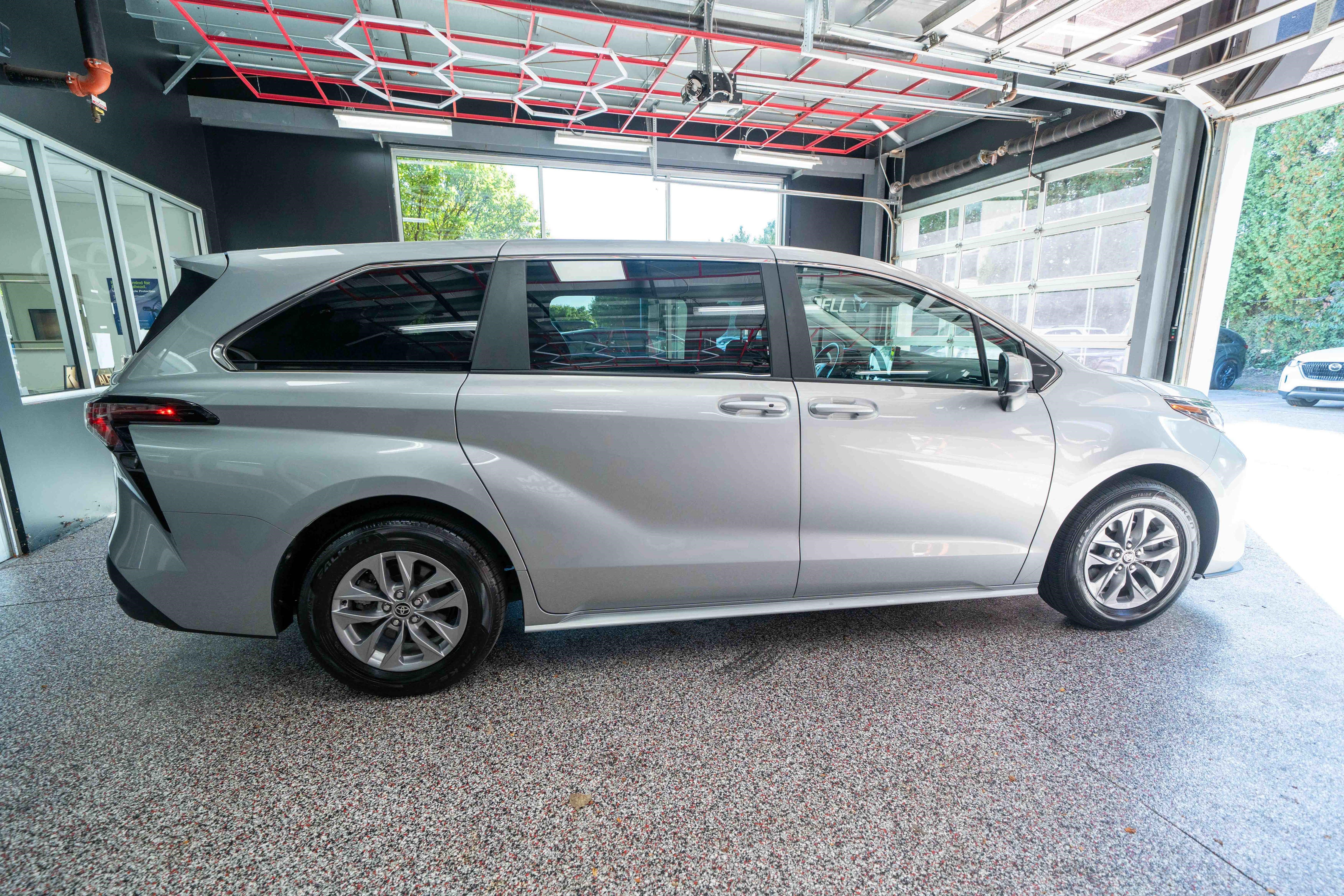 Used 2025 Toyota Sienna LE FWD image 4