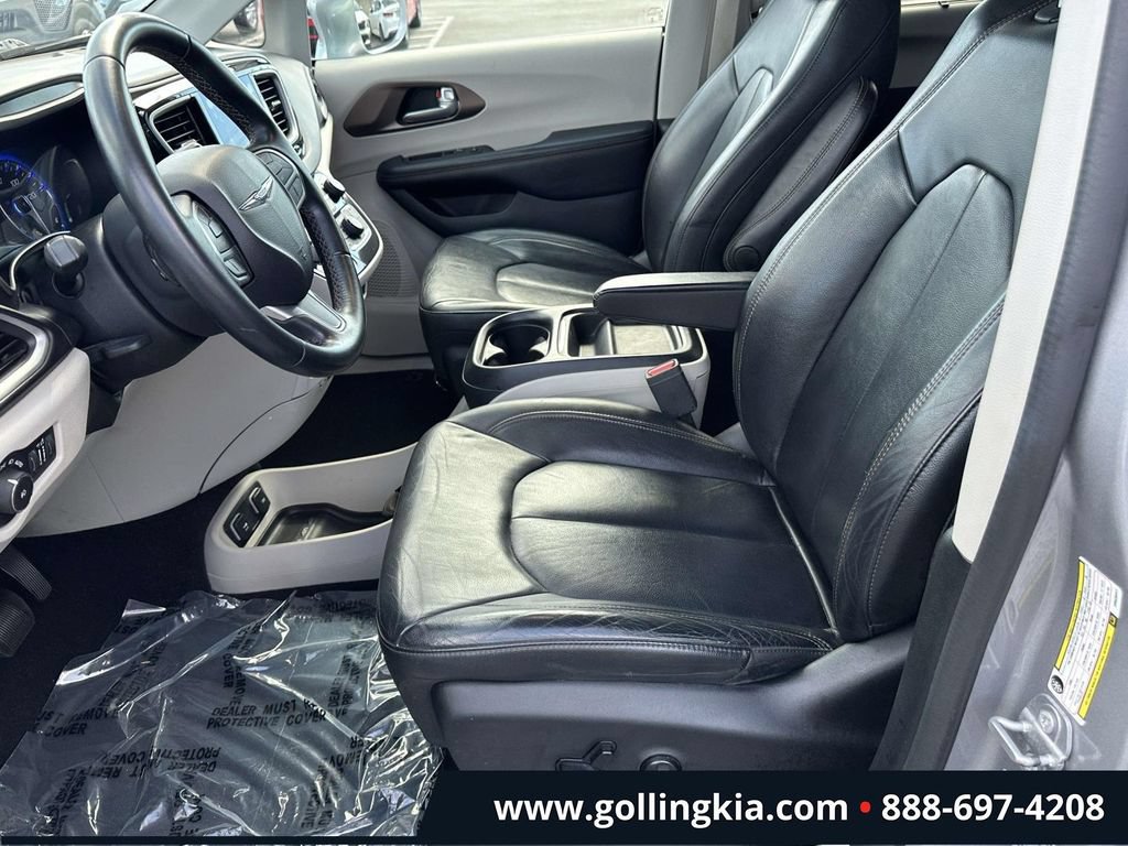 Used 2017 Chrysler Pacifica Touring-L w/ Tire & Wheel Group FWD image 16