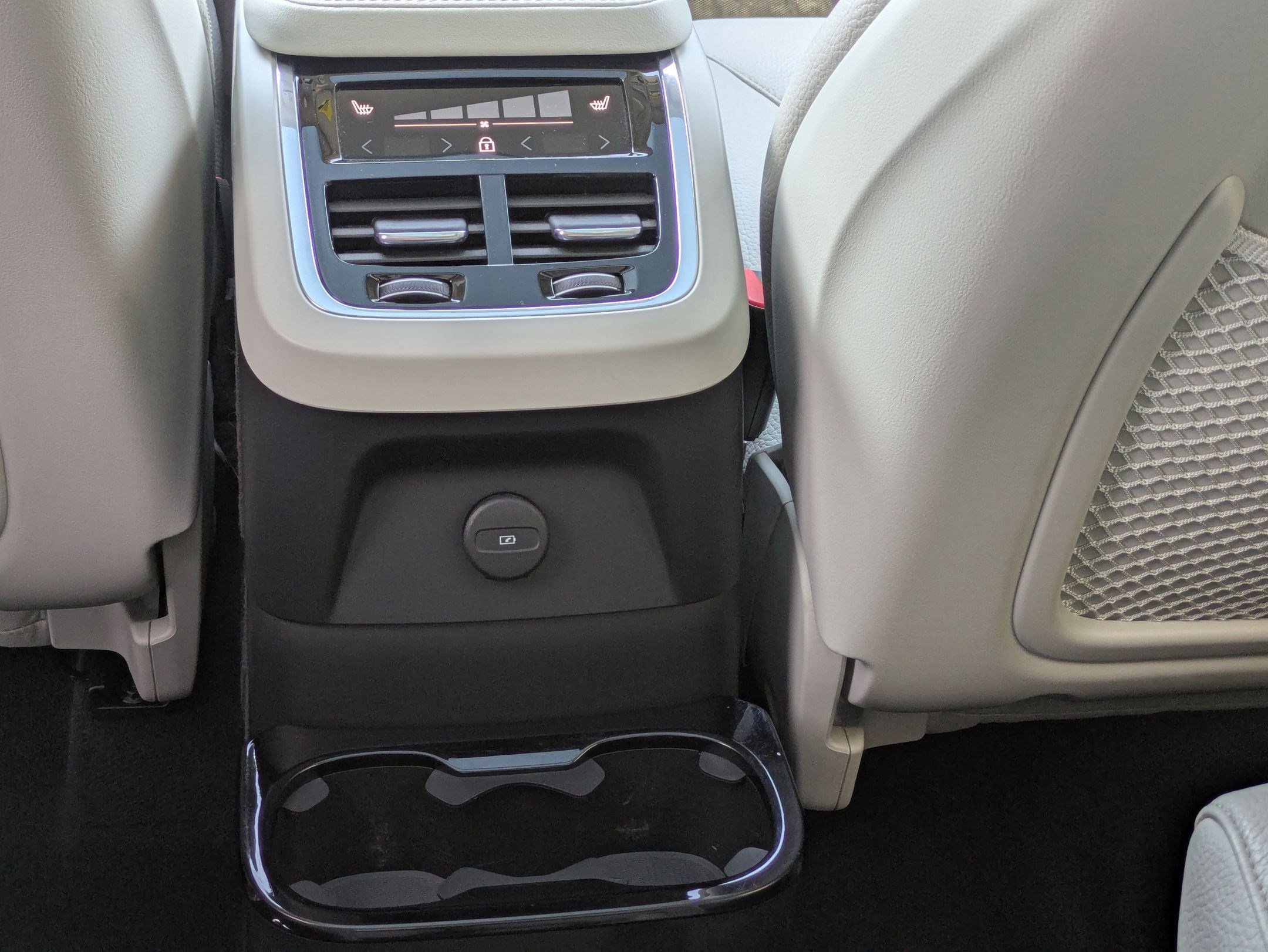 Used 2024 Volvo XC90 T8 Plus w/ Protection Package Premier image 24