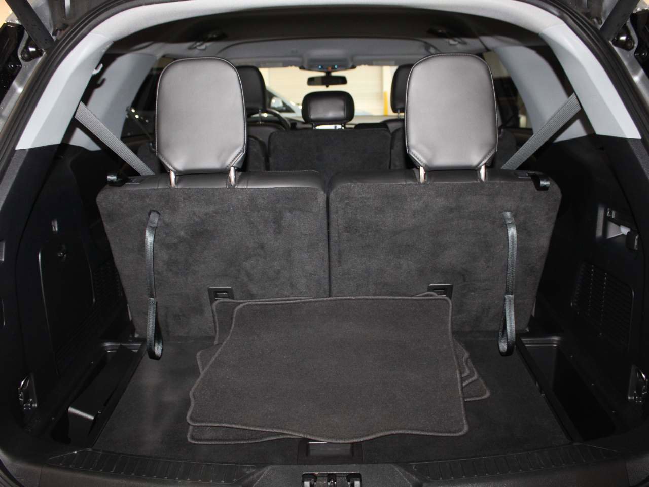 Used 2022 Ford Explorer XLT w/ Equipment Group 202A image 8