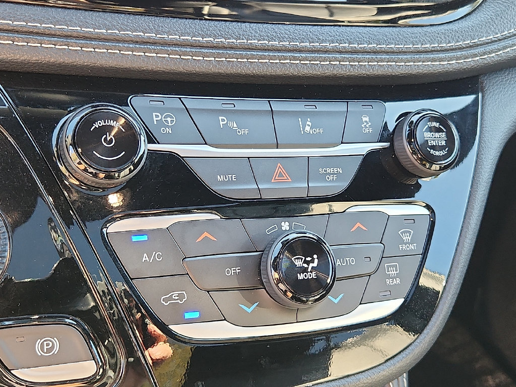 Used 2024 Chrysler Pacifica Premium FWD image 17