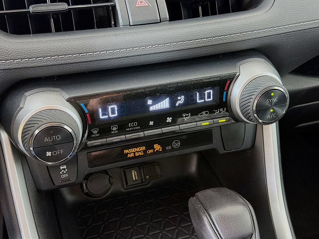 Used 2021 Toyota RAV4 LE AWD/4WD image 30