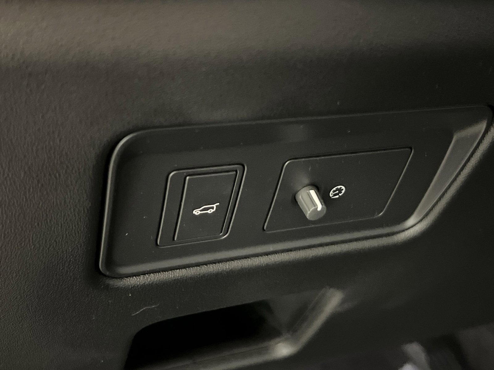 Used 2020 Land Rover Discovery HSE image 32