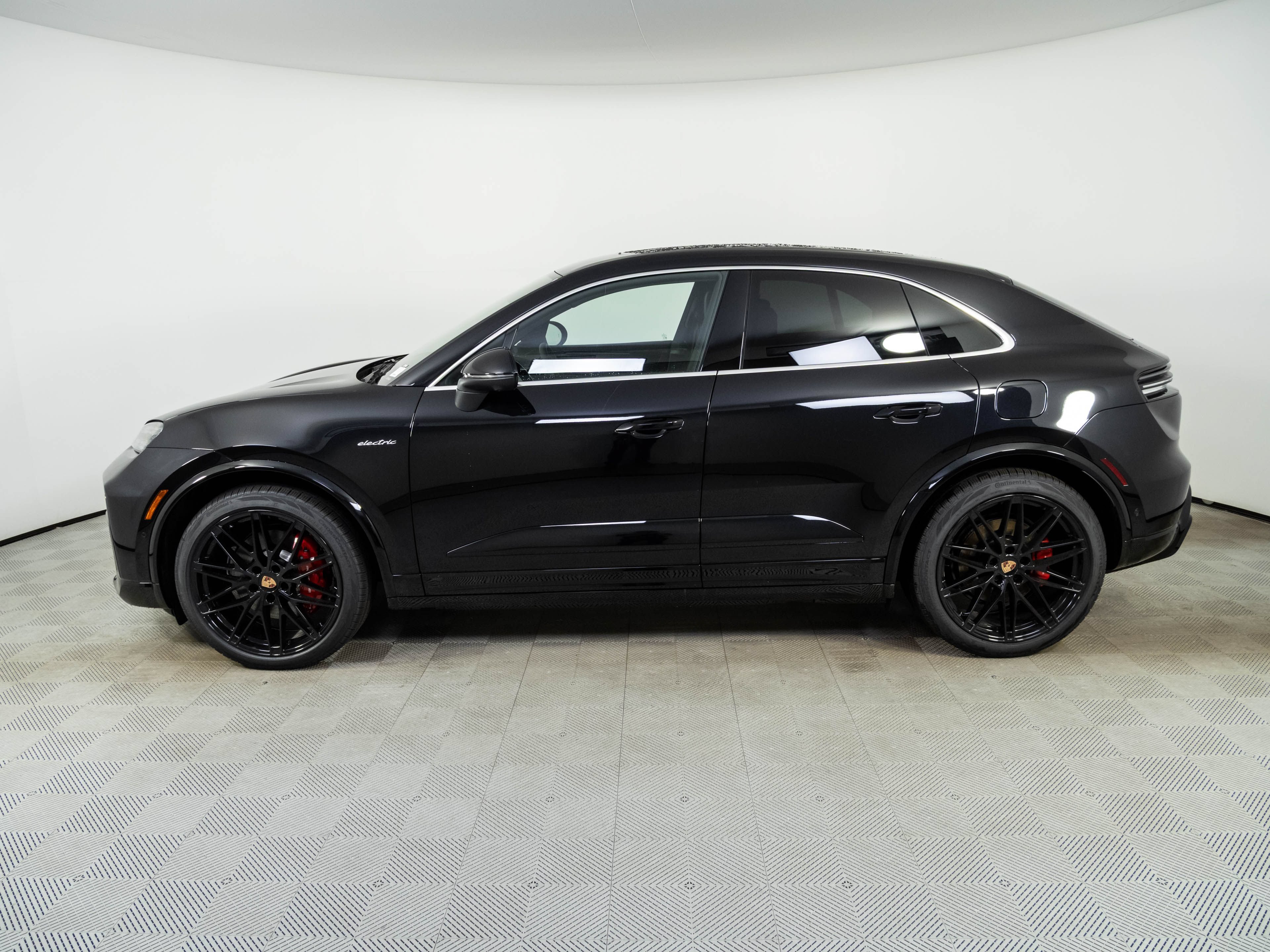 New 2026 Porsche Macan 4S Electric AWD/4WD image 2