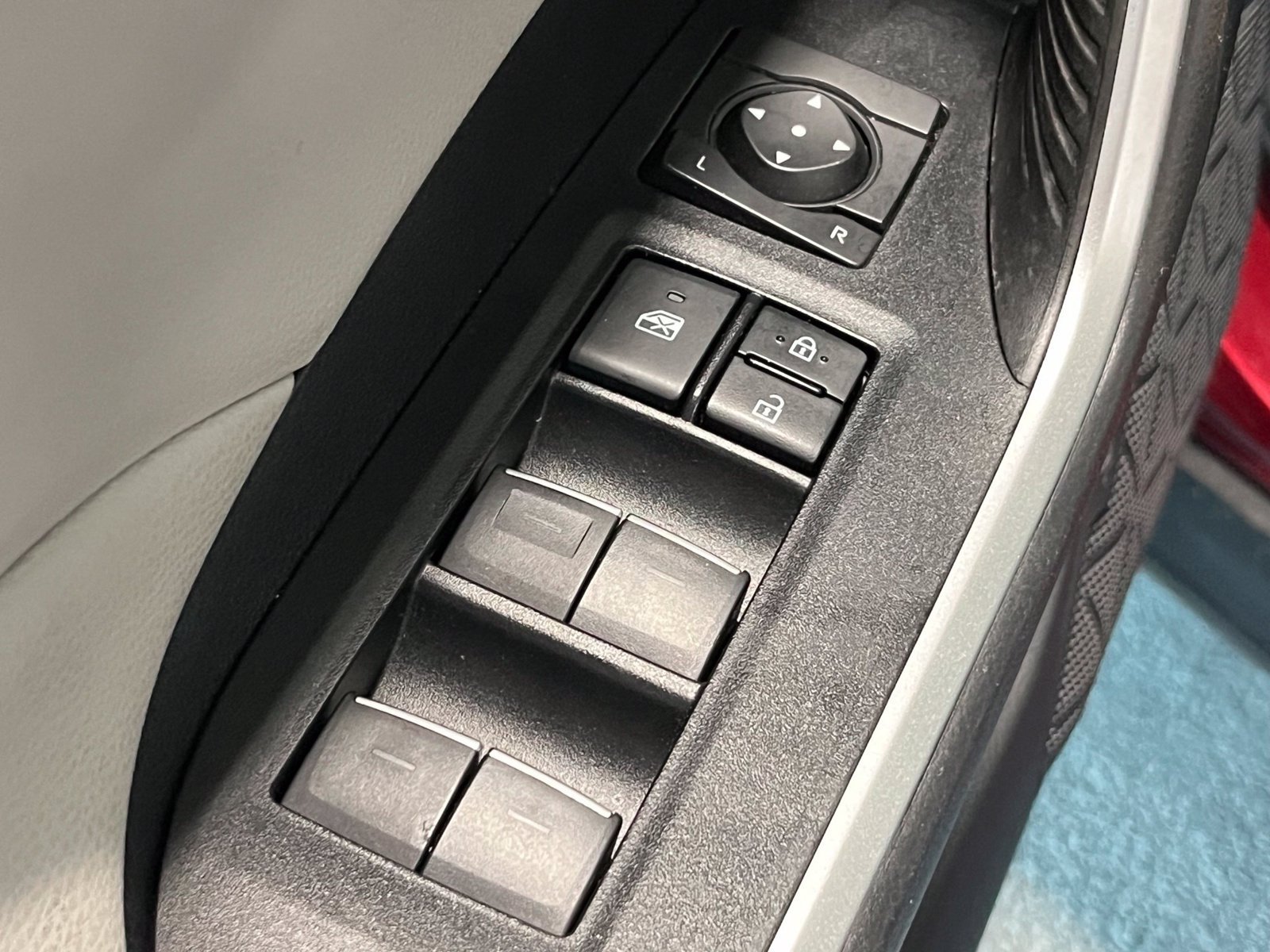 Used 2022 Toyota RAV4 XLE Premium AWD/4WD image 35